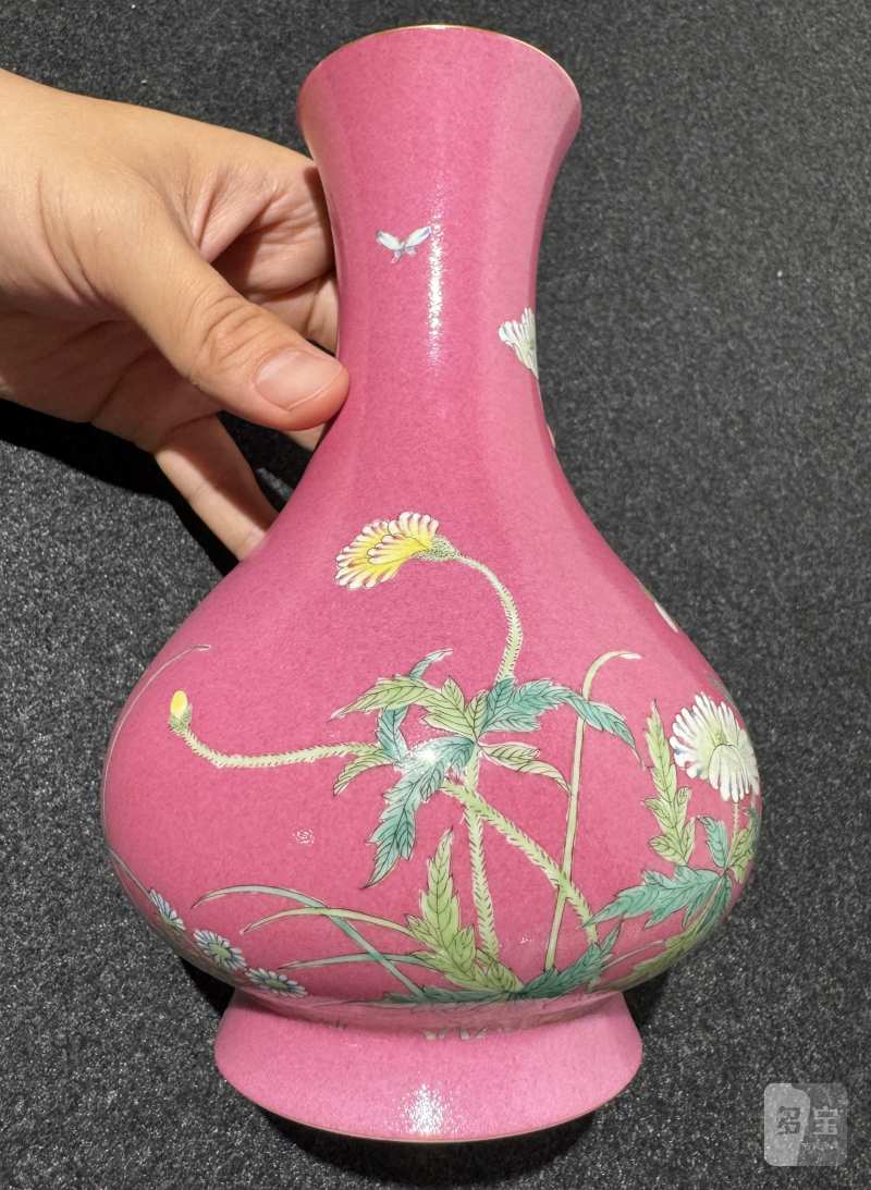 清晚期 胭脂红地粉彩蝶恋花纹瓶 - 图7